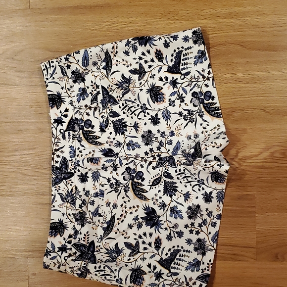 NWT Loft Size 14 Flowered Shorts. - Picture 2 of 3